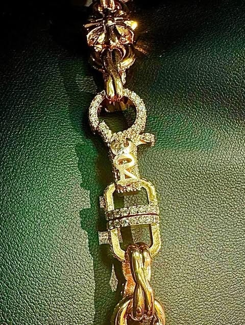 真的壕?亚马尔获赠一价值40万欧的黄金钻石专属项链，造型为LY