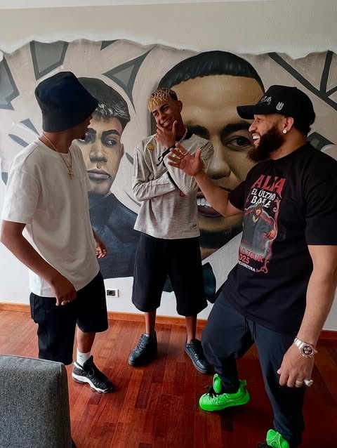 真的壕?亚马尔获赠一价值40万欧的黄金钻石专属项链，造型为LY