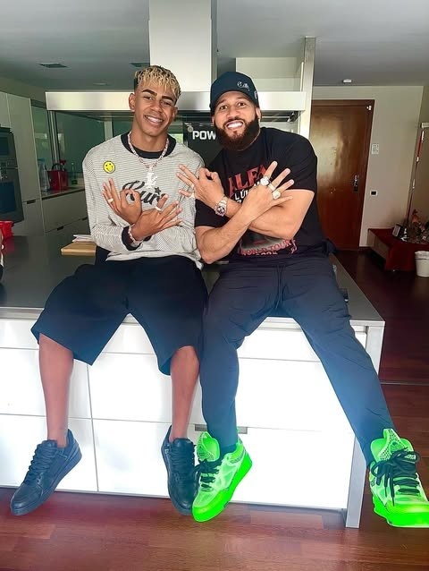 真的壕?亚马尔获赠一价值40万欧的黄金钻石专属项链，造型为LY